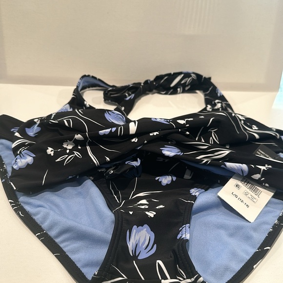 NWT Samdflower two piece bikinis with tie back bra and slinky bottoms. Size XL - Picture 3 of 4